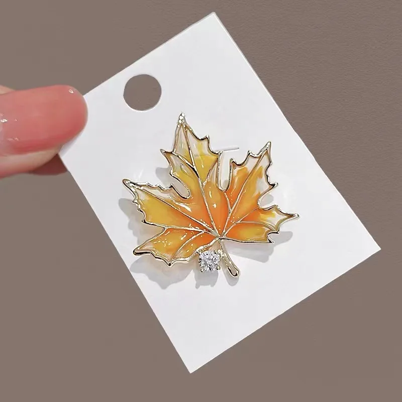 Farbe Gemalt Ahorn Blätter Design Metall Brosche Pin Zirkon Dekoration Gold Farbe Kragen Revers Broschen Pins Frauen Partei Schmuck – Detail 5