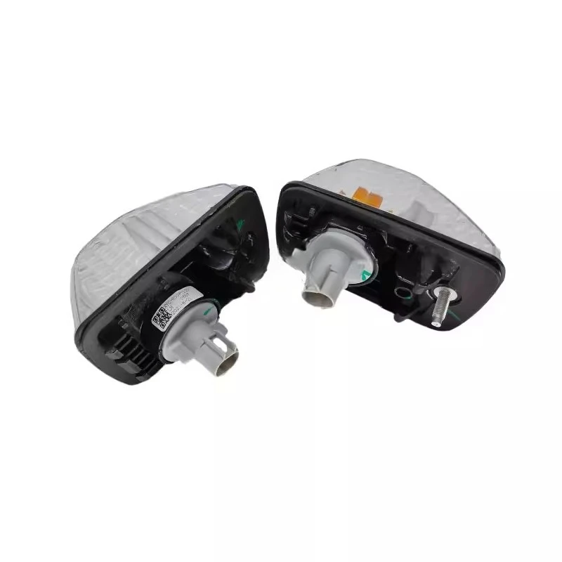 Applicable toIsuzu Qingling KV100KV600700PM100VC46 giant coffee door turn signal door light small light side light