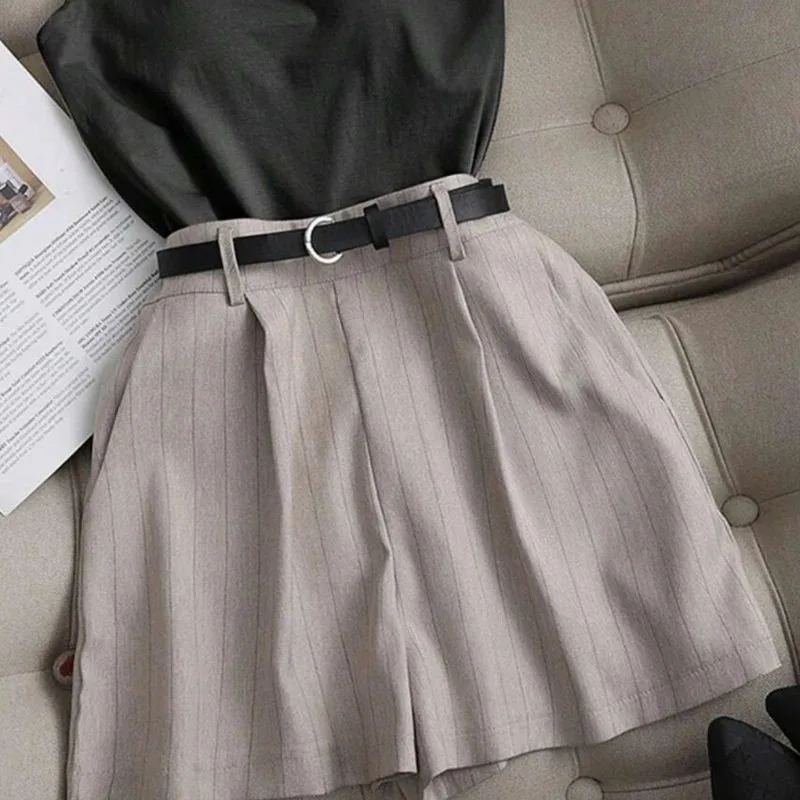 Shorts rayés beiges pour femmes, plissés et ajustés, parfaits pour le travail, les réunions du week-end et les looks tendance