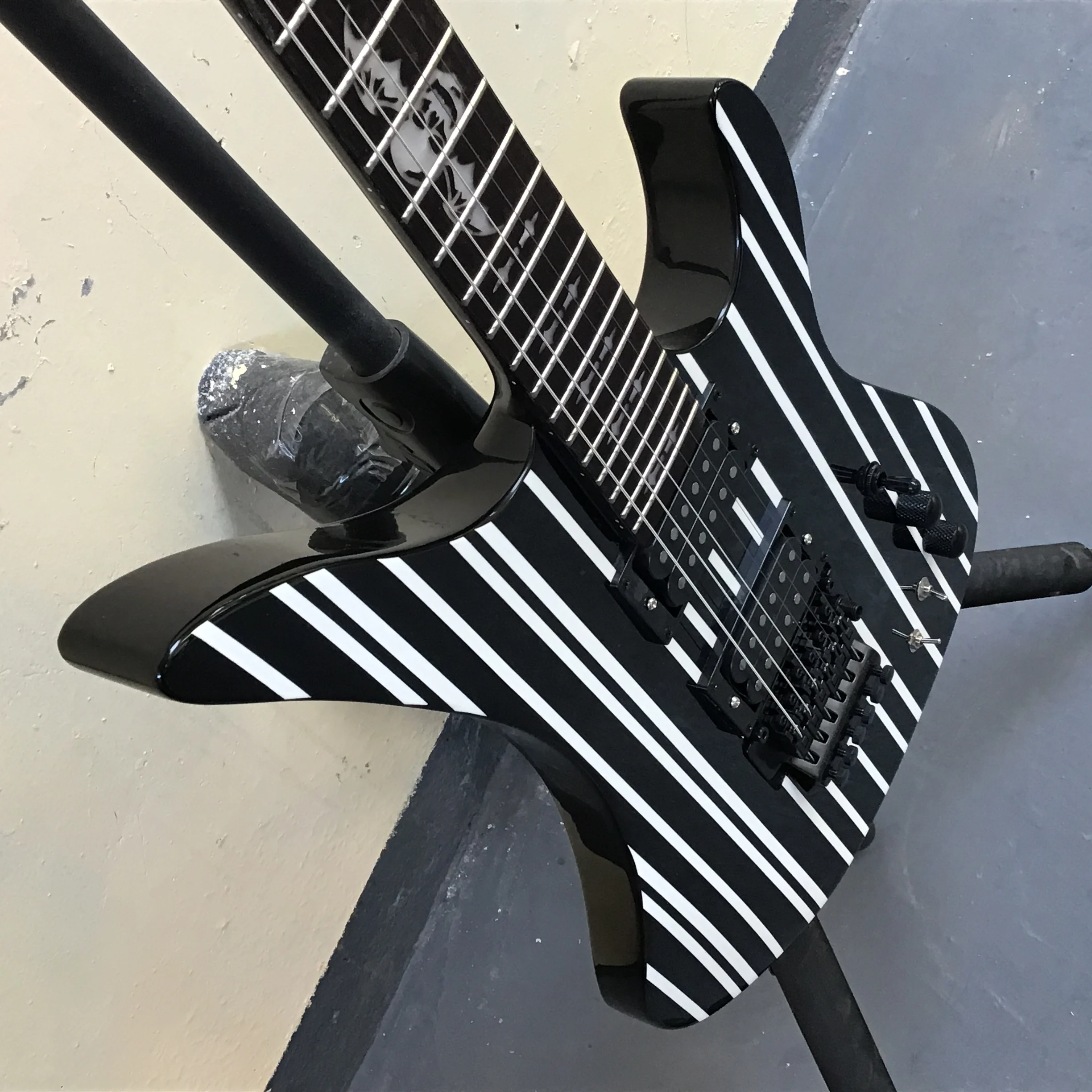 High-quanlity custom style 6-string electric guitar, black body with white stickers, double vibrator bridge