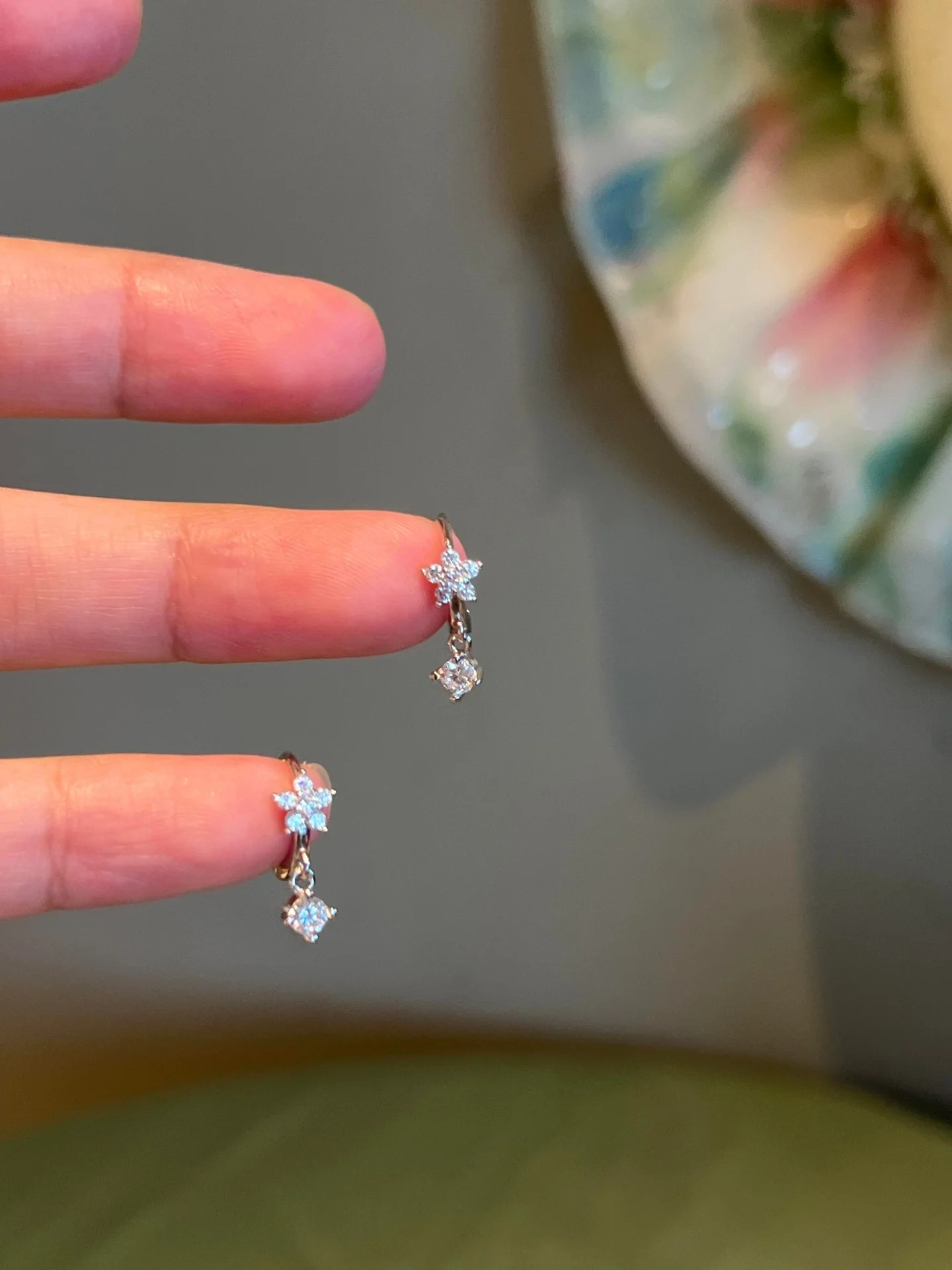 pendientes-de-plata-de-ley-s925-con-incrustaciones-florales-de-circonita-cubica-diseno-miniatura-joyeria-elegante-y-moderna