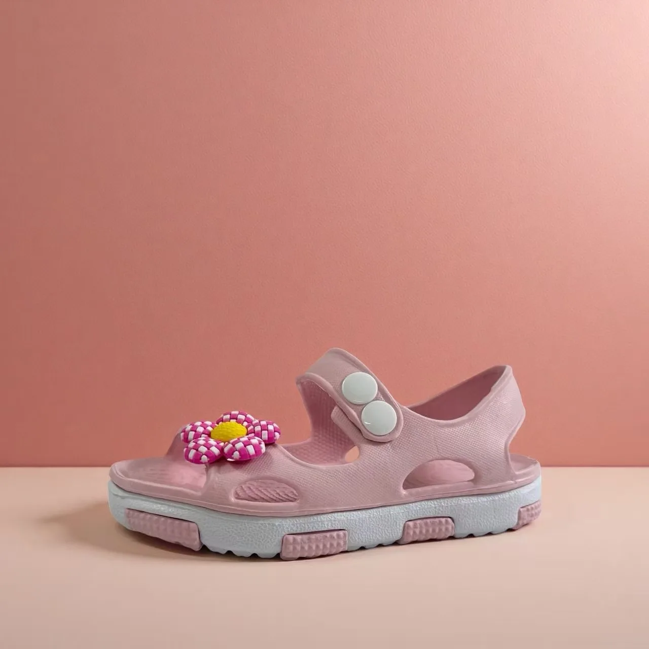 صنادل بناتي لطيفة وعصرية مع مفرغة على شكل زهرة وبطانة مرنة ناعمة