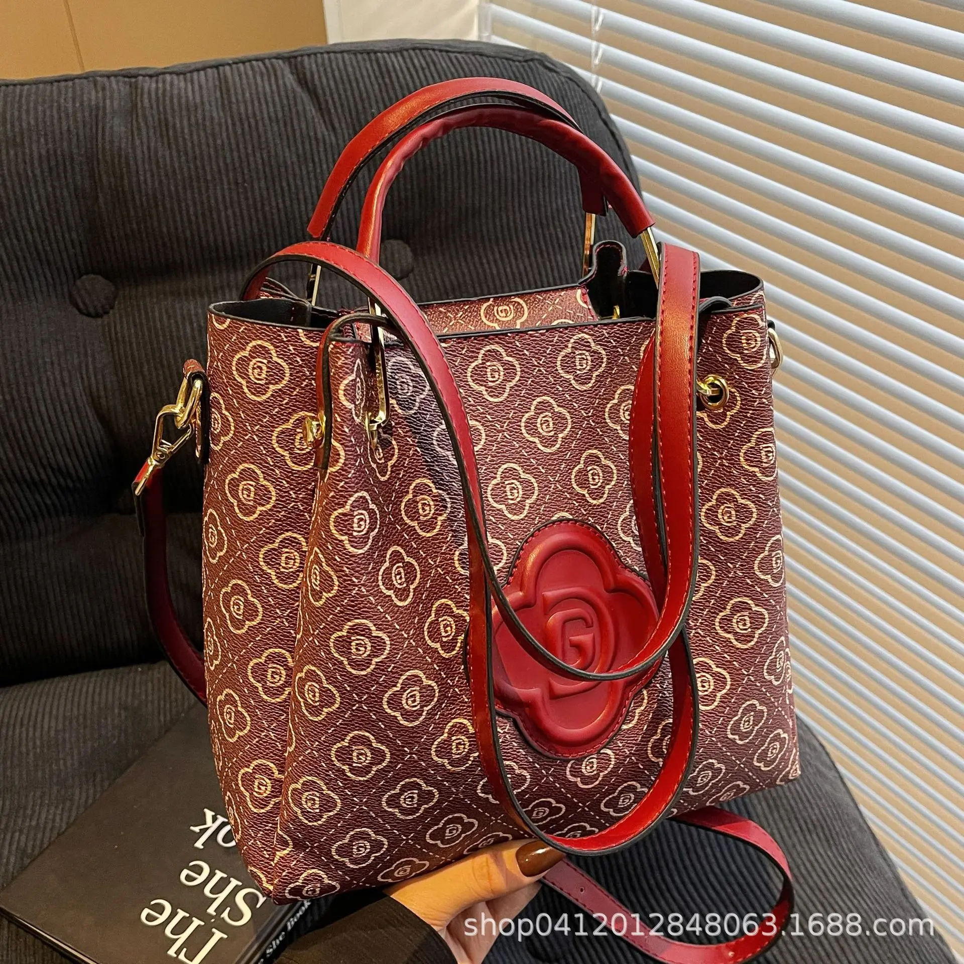 

Новинка 2025 года, женская сумка с темпераментным алфавитом, универсальная сумка на плечо, большая вместительная универсальная женская сумка