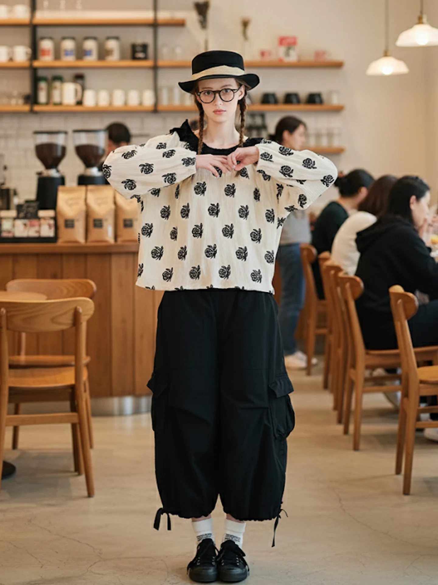 

imakokoni 2025 AW Повседневный художественный топ/футболка в японском стиле с рюшами на воротнике и плиссированной текстурой с цветочным принтом 244865