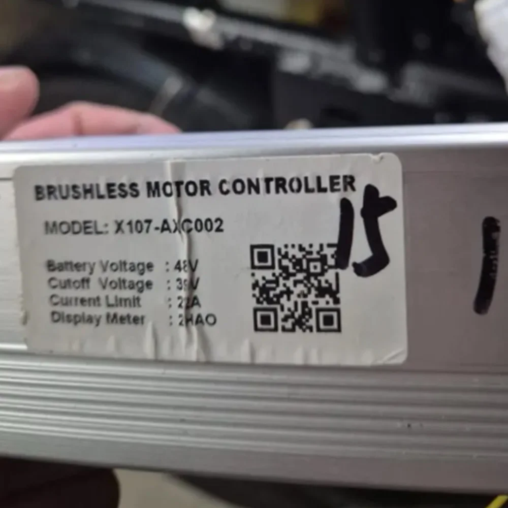 

Контроллер бесщеточного двигателя X107-AXC002A для электровелосипедов, электросамокатов, фэтбайков и горных велосипедов (регулятор скорости)