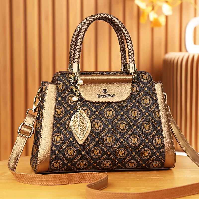 High-quality and fashionable temperament ladies\' handbag, European and American trendy printed Women\'s bag, professional office