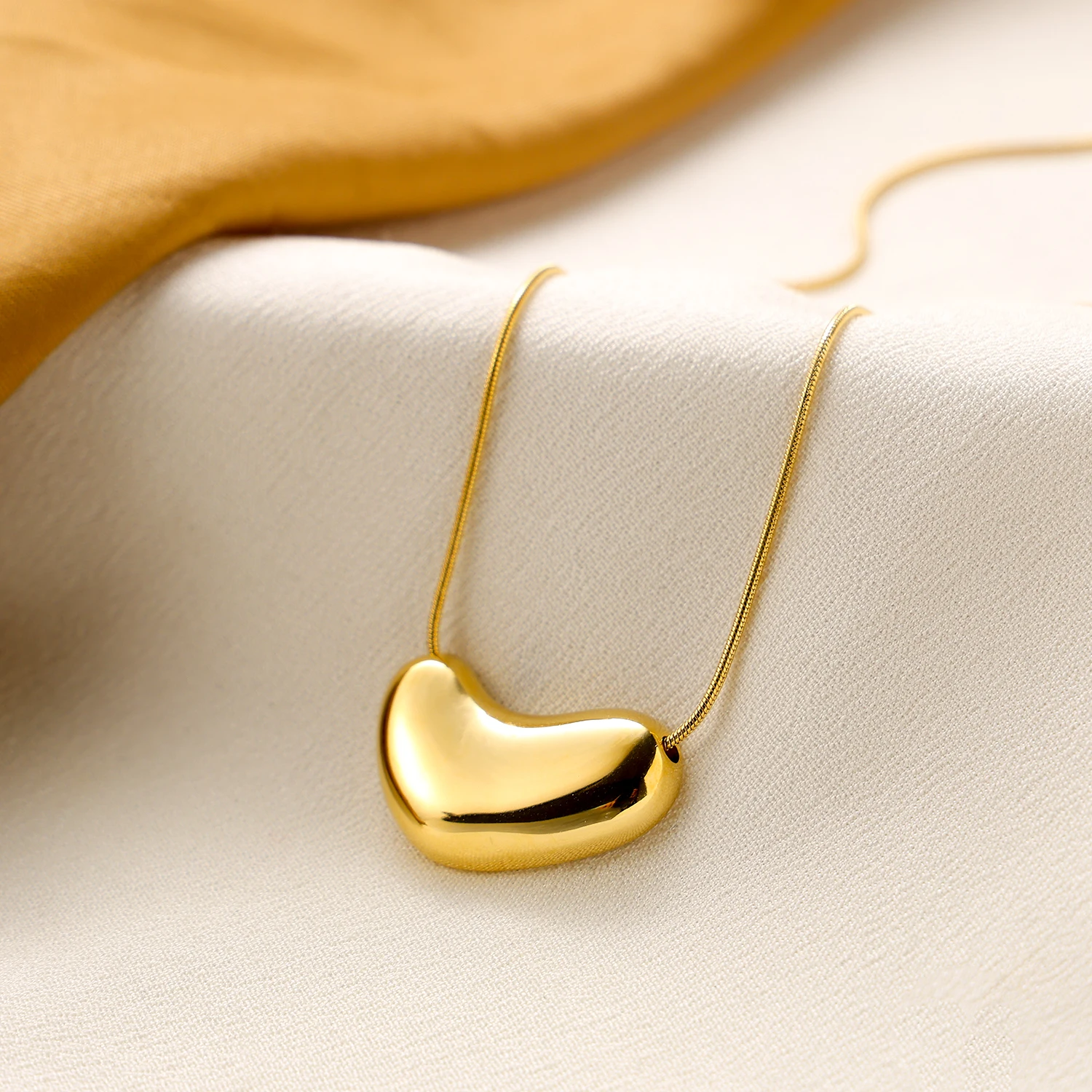 CARLIDANA – collier géométrique plaqué or 18 carats, en acier inoxydable, pièce de monnaie en cristal, cœur, pendentif d'amour, bijoux pour femmes