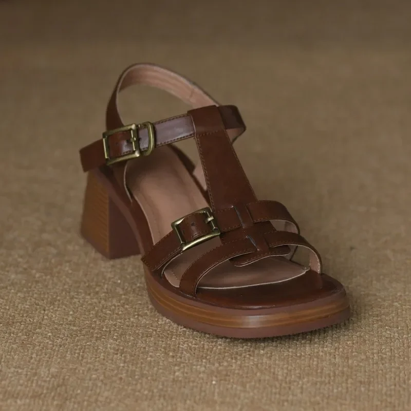 Женские модные сандалии, новые 34-39, маленькие размеры, с открытым носком, с квадратной головкой, металлической пряжкой, на высоком каблуке, модные пригородные туфли на толстом каблуке