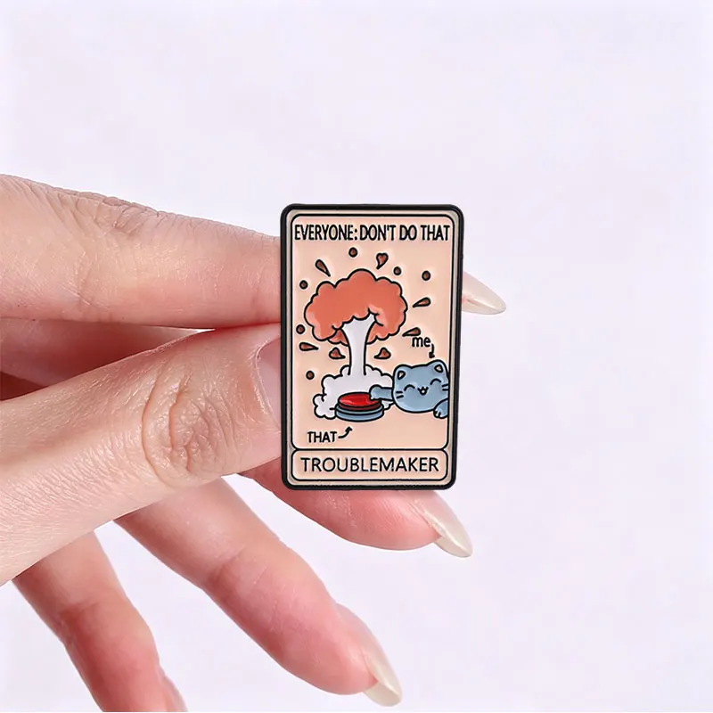 Streichhafter Blauer Katzen-Emaille-Pin: Lustige Schelmische Kätzchen-Broschen, Tier-Tarot-Schmuck, Anstecknadel, Geschenke – Detail 4