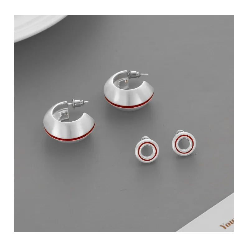 

Surround Line Series Brushed Stud Earrings Retro Exquisite Niche Versatile Commuting Advanced Feeling Glazed Light Luxury Style