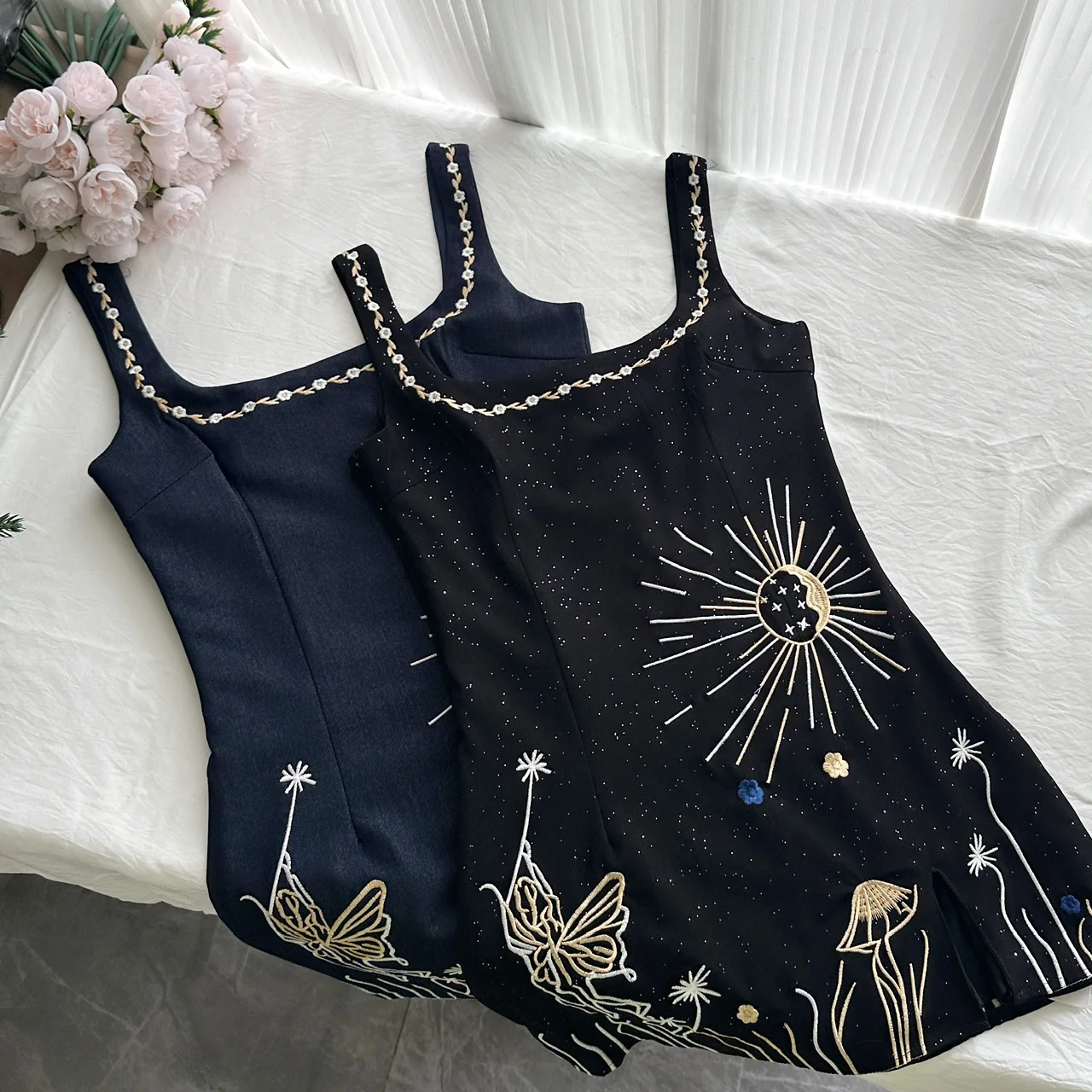 Letnia Damska Mini Seksowna Sukienka Y2k Wieczorowa Imprezowa Gyaru Bez Rękawów Modna Obcisła Estetyczna Haftowana Vintage Rozcięcie Cami