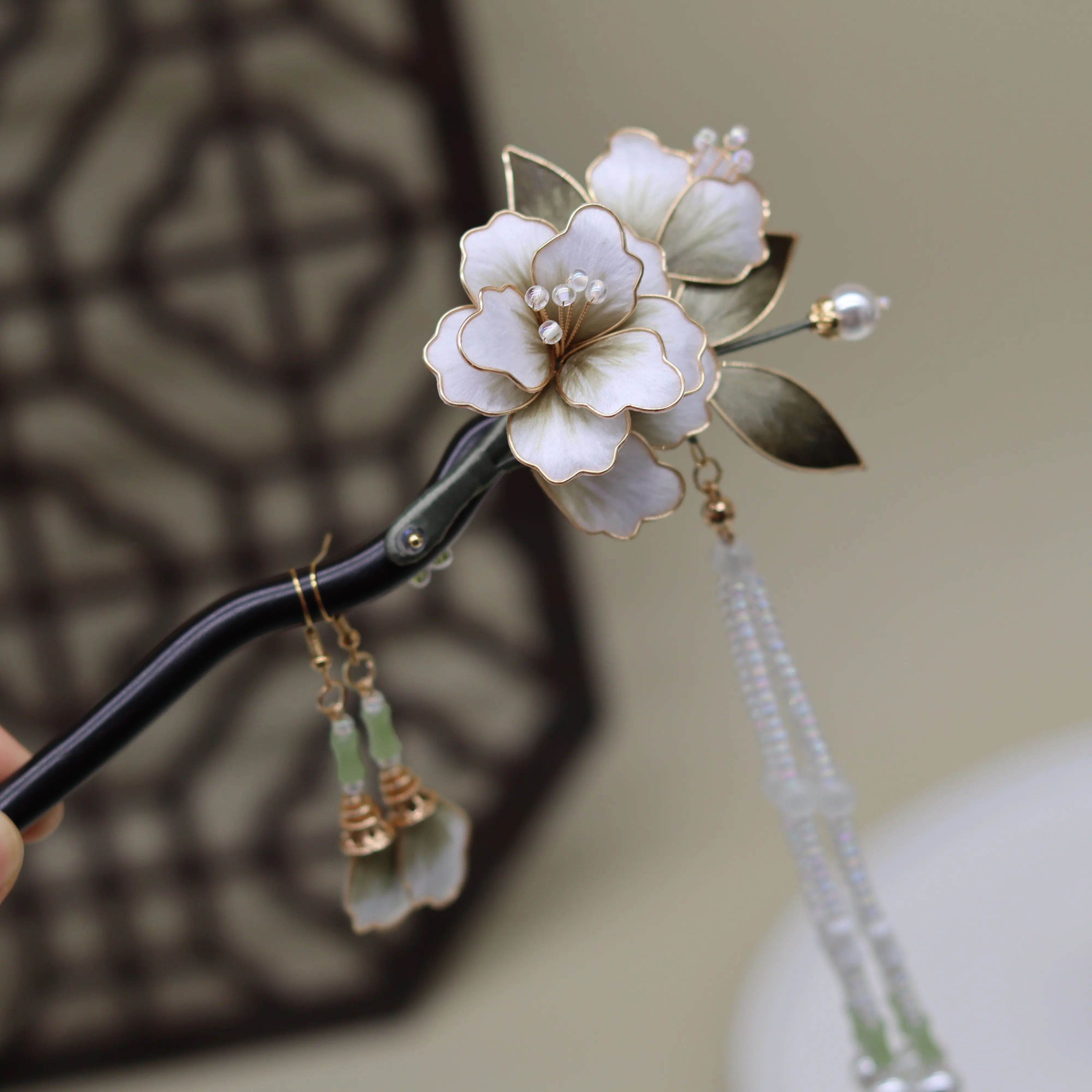 Elegant-baton-a-cheveux-en-bois-de-santal-fleur-en-velours-de-soie-faite-a-la-main-pompon-en-filigrane-accessoire-de-cheveux-hanfu-vintage-chinois-ich
