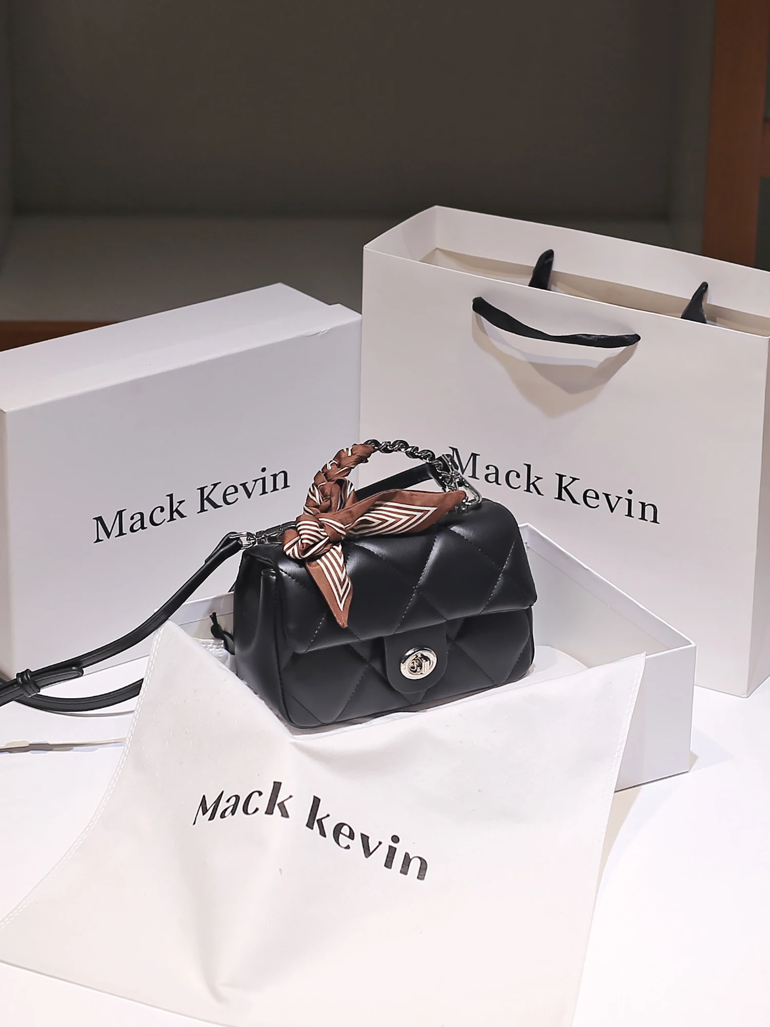 

New Fashion and Popular Handheld Bag with Delicate Scarves 2025 Luxury Designer Bags and Classic Crossbody Bag for Women