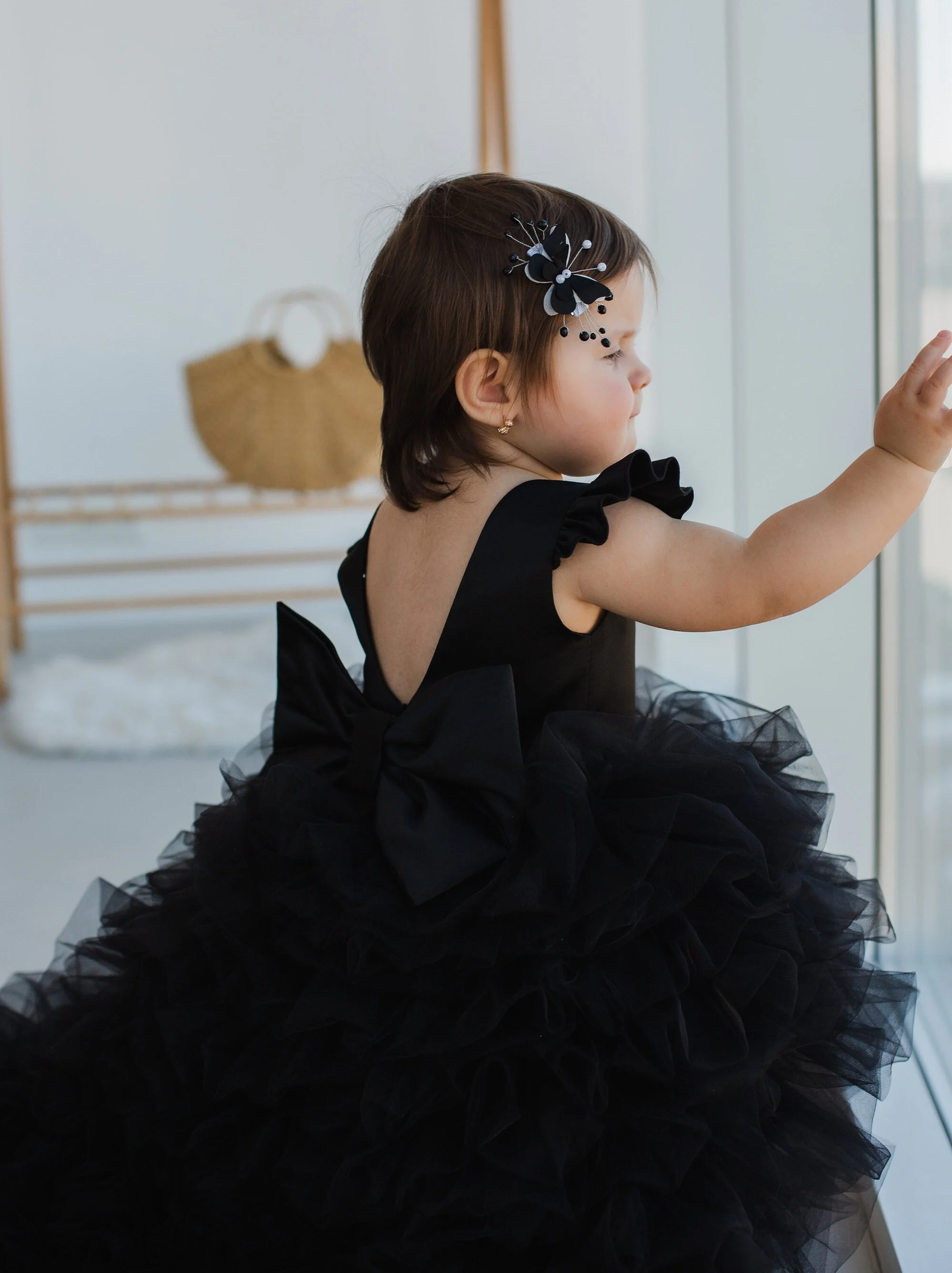 Vestido negro bonito de flores para niña, vestido de primer cumpleaños para boda, tutú largo de tren de barrido, vestidos de baile de primera comunión para bebé multicapa