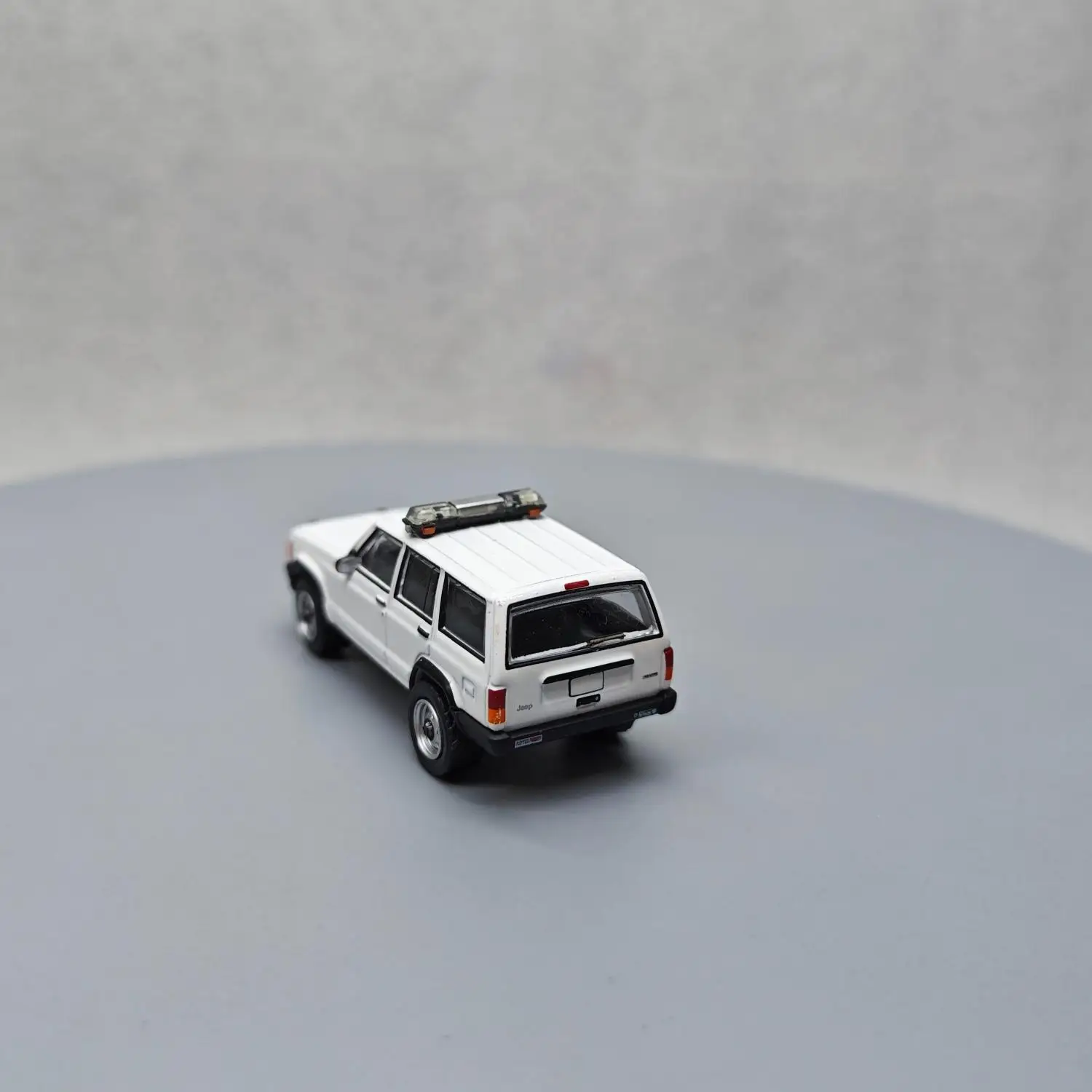 Green Light 1:64 1997 Jeep Cherokee Jeep Police Alloy car model high detail children's collector's gift decoration ornament gift