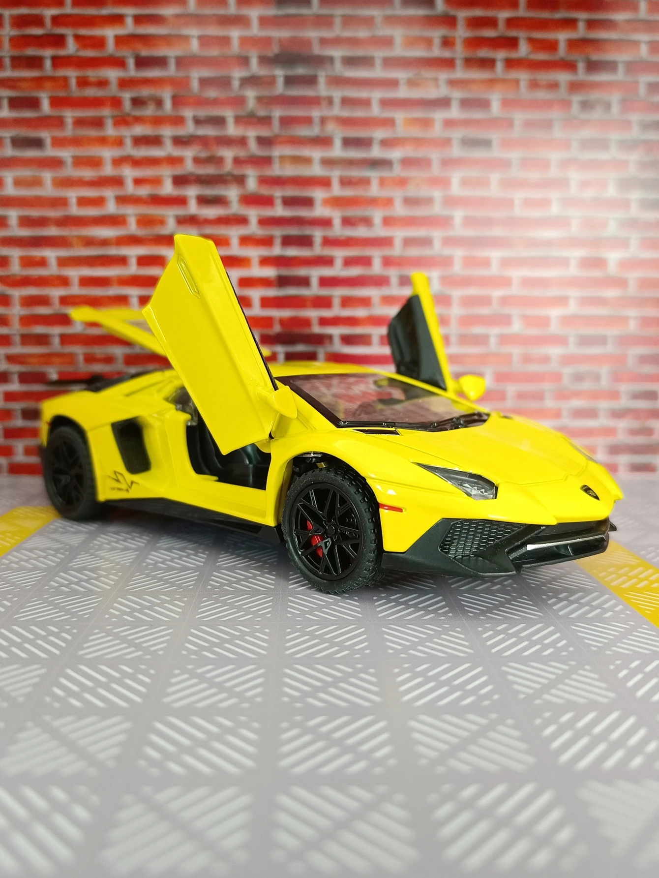 

1: 32 Simulation Car Model LP750-4 Alloy Car Model Sports Car Metal Toy Big Bull Supercar Boy Birthday Gift with rich details