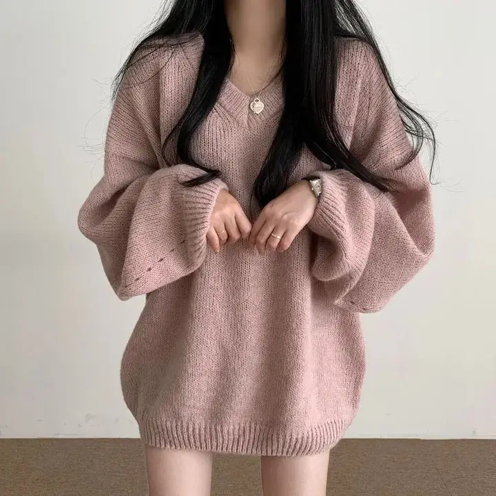 เสื้อสเวตเตอร์คอวีทรงหลวมยาวปานกลาง สไตล์เก๋ไก๋สำหรับผู้หญิง แฟชั่นเสื้อถักหลวมๆ สำหรับฤดูใบไม้ผลิ ฤดูใบไม้ร่วง ฤดูหนาว ผลิตจากเส้นใยโพลีเอสเตอร์