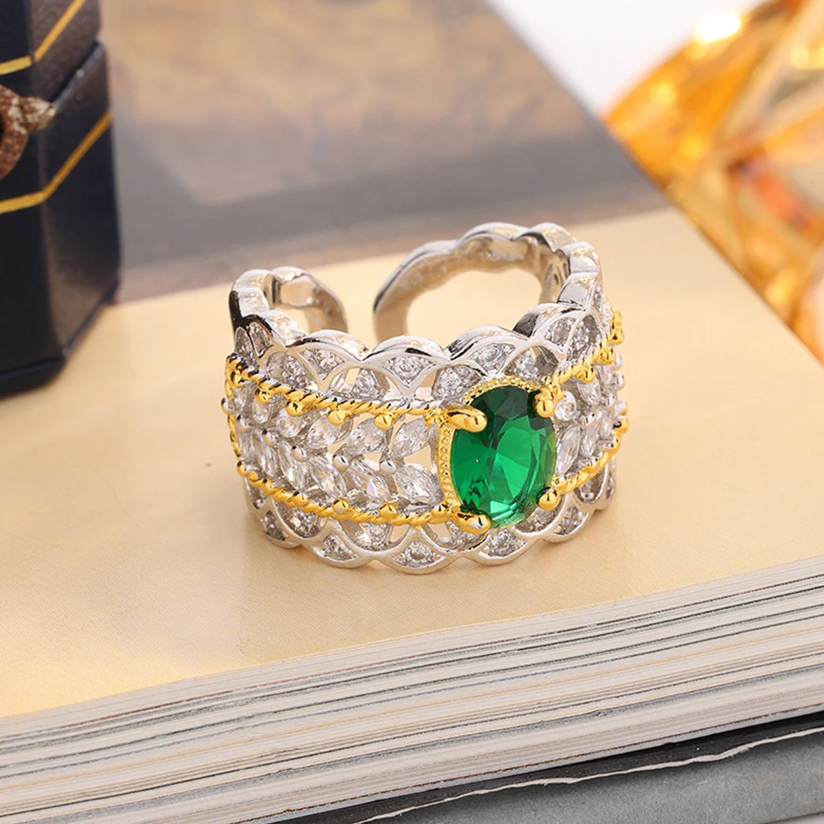 

2025 новая мода и элегантная вечеринка, зеленый драгоценный камень, шелковые бусины, марлевое кружево, сотовый циркон, винтажное кольцо, универсальное для многих случаев