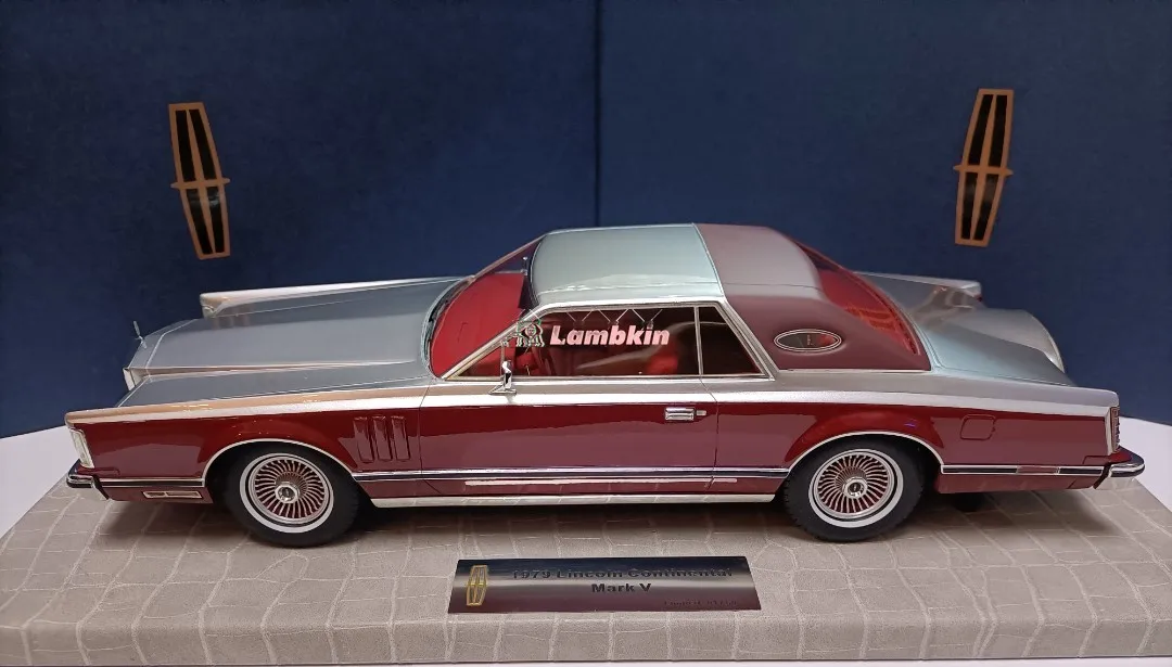 AMC 1:18 For Lincoln Continental Mark V Red and Silver Special Edition Limousine Model Collectible Ornament Gift Miniature