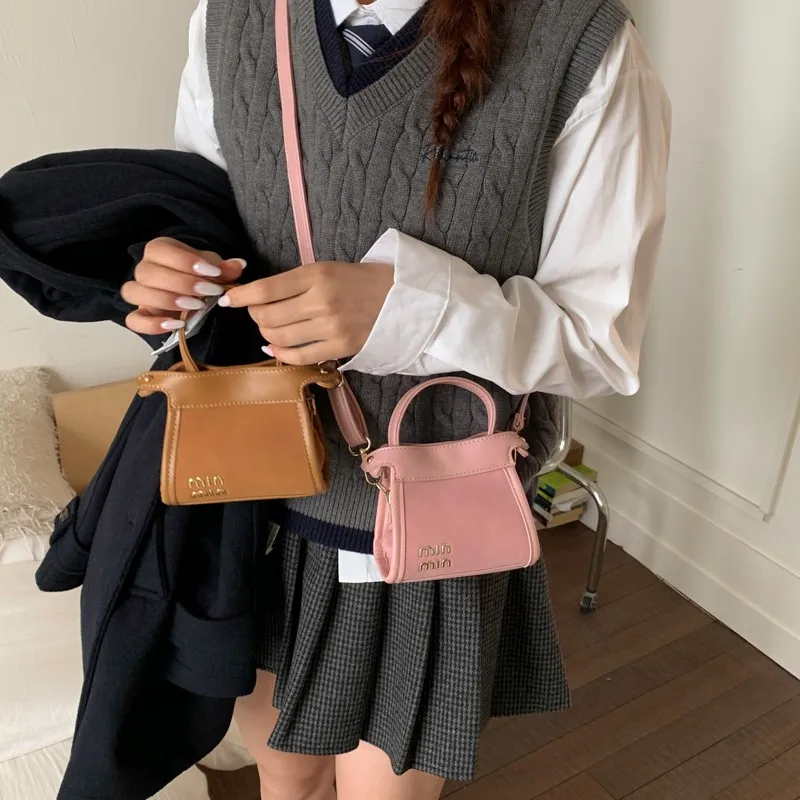 

High-End Women's Messenger Bag Made of Premium Leather Boasting Paris Vintage Neat Style