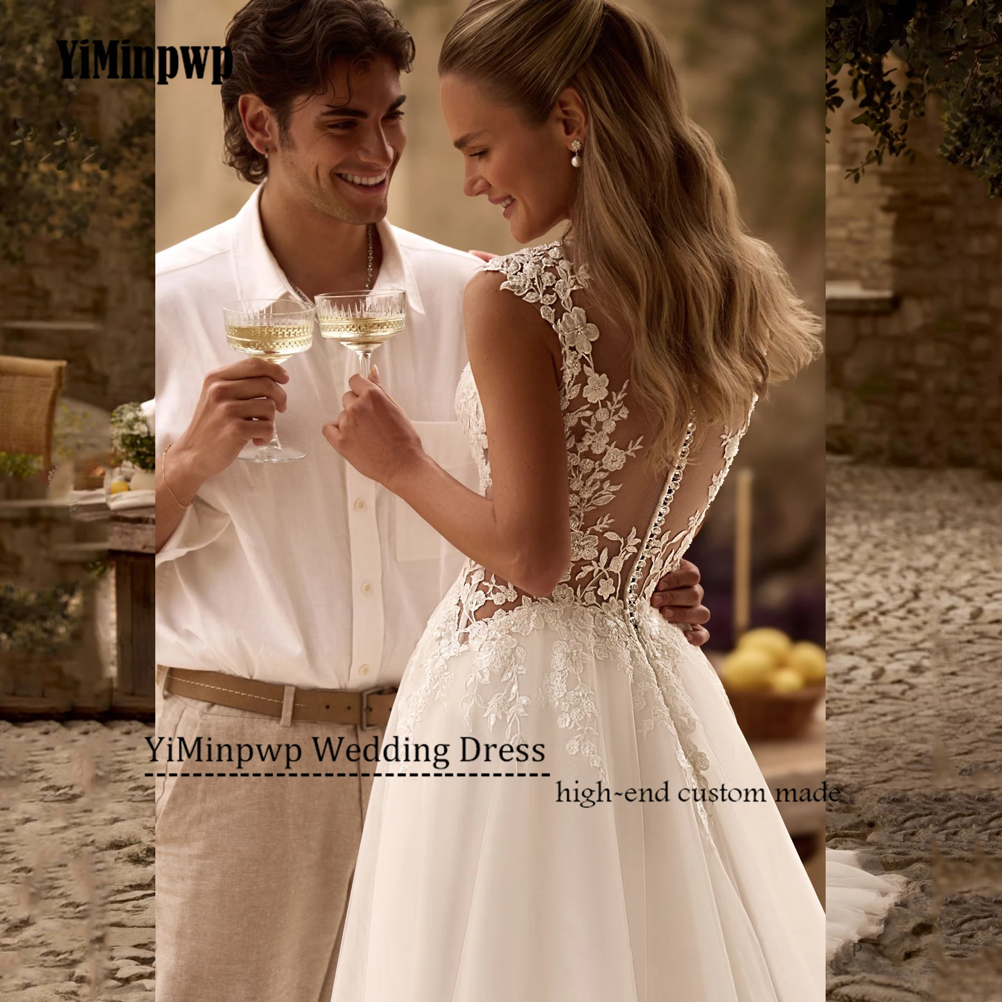 Vestidos de novia de encaje bohemio personalizados, manga casquillo, cuello redondo, apliques, vestidos de novia, ilusión trasera, corte en A, vestidos de novia de playaVestidos de novia de encaje Boho personalizados v