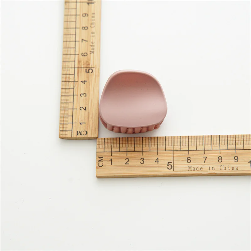 2025 Musim Semi Gaya Korea Cakar Rambut Matte Minimalis Ukuran Sedang Aksesori Rambut Kepala Setengah Atas Belakang Dewasa