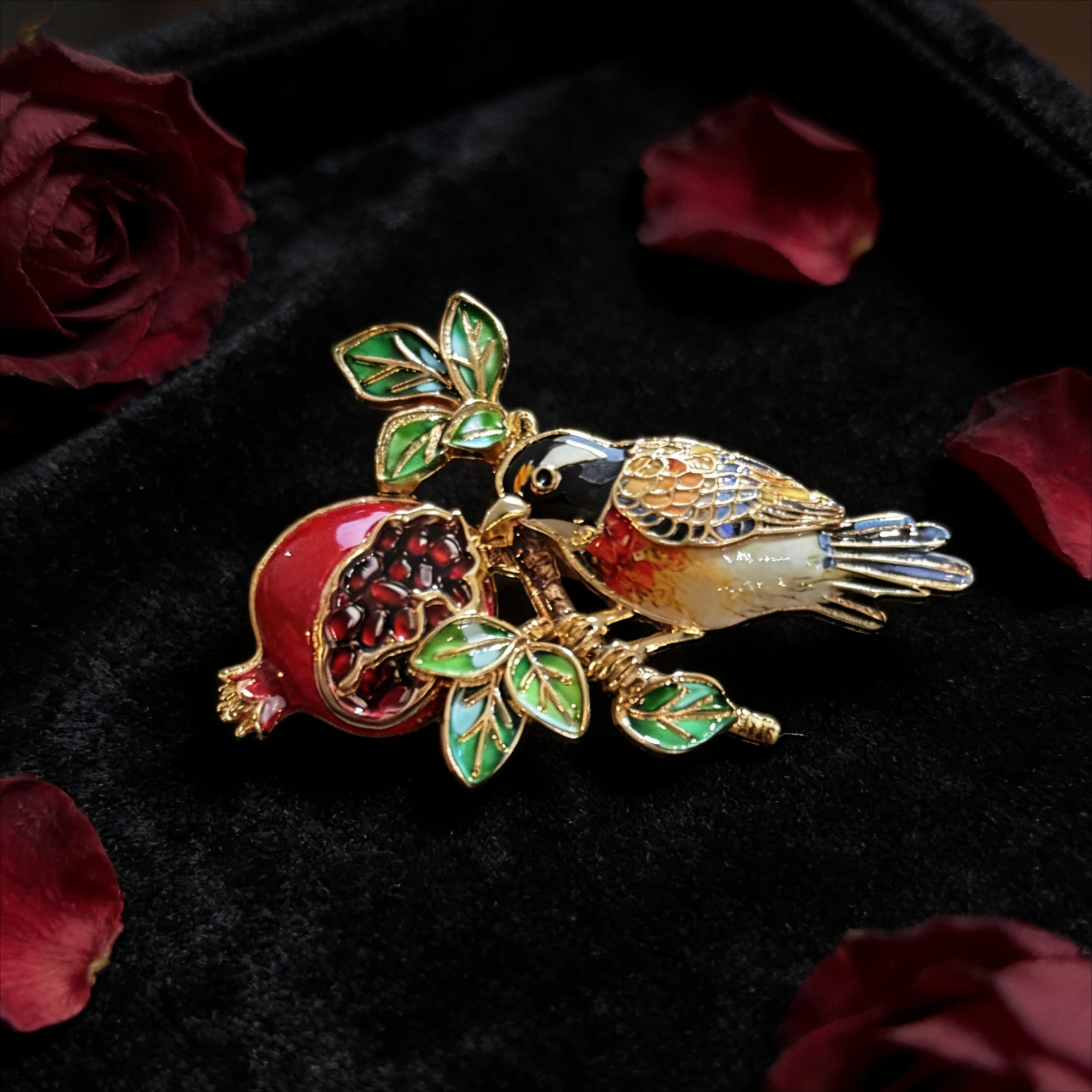 Women's Vintage Court Pomegranate Bird Brooch Medieval Jewelry Design Banquet Dress Pin Silk Scarf Buckle Cute Animal Corsage