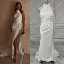 Moderne, glänzende Satin-High-Neck-Sexy-Brautkleider, Schrägschnitt, Oberschenkelschlitz, gerüschter Neckholder, offener Rücken, individuelles, einfaches Hochzeitskleid