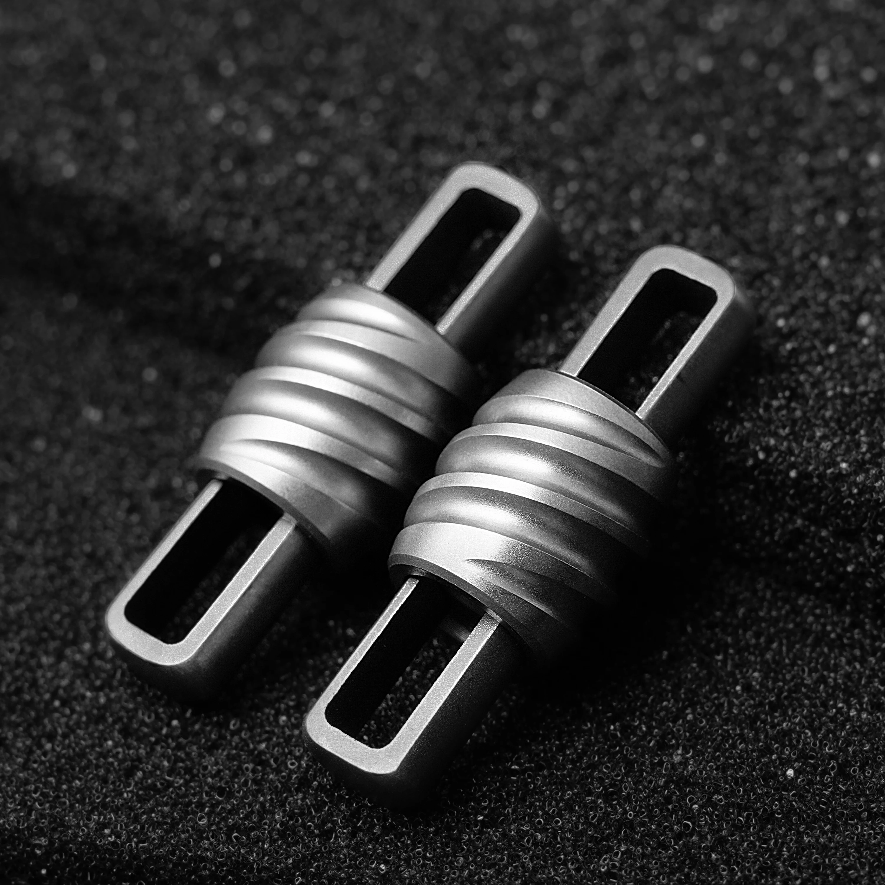 Titanium Alloy Double Headed Keychain 8-Word Quick Hanging Backpack Hook Ring Mini Anti Lost Hardware Accessories Portable EDC