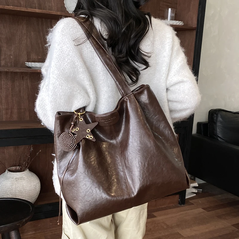 Women's Large Capacity Tote Bag Vintage Distressed Faux Leather Casual Shoulder Bag with Star Charm Retro Underarm Bag for Daily