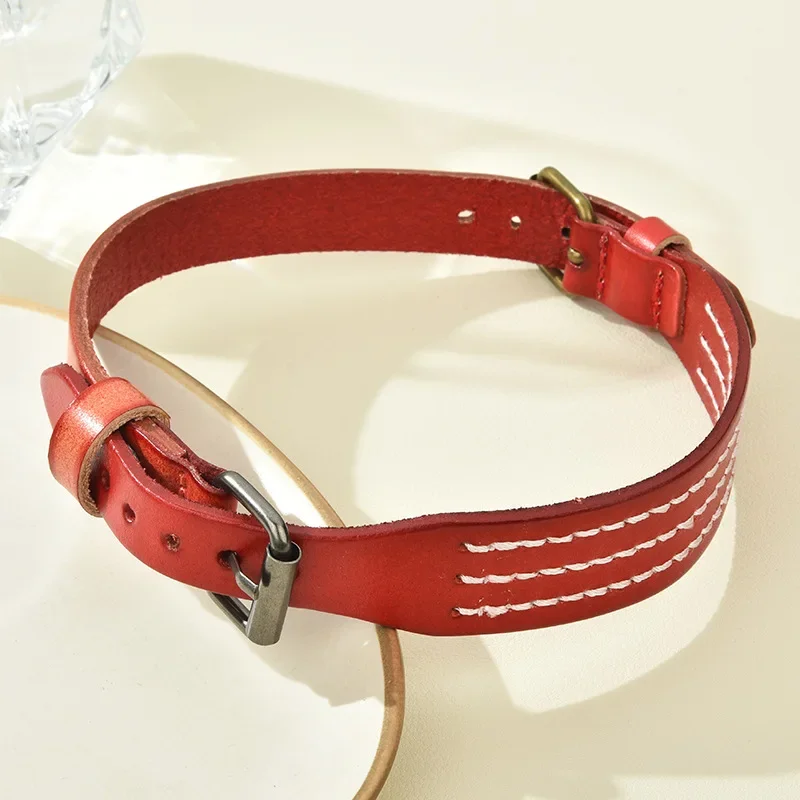 

A retro red gradient leather necklace neckline is a fashionable and loving belt