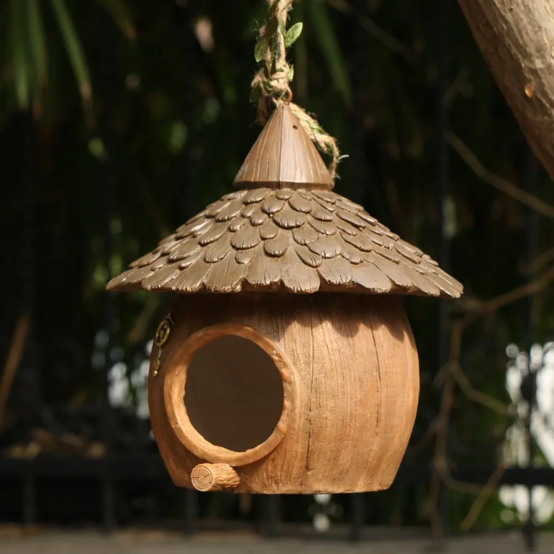 

Wooden-Style Outdoor Bird House for Winter Warmth - Resin Craft Hanging Bird Nest, Garden Decoration Ornament Bird Cage