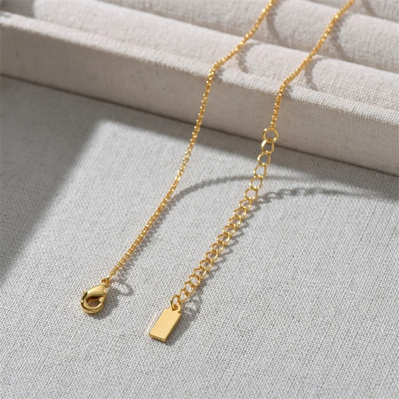 بسيطة الأزياء الخفيفة الفاخرة الملمس المعدني مربع الزركون قلادة الترقوة سلسلة كل مباراة اليومية رائعة قلادة للنساء