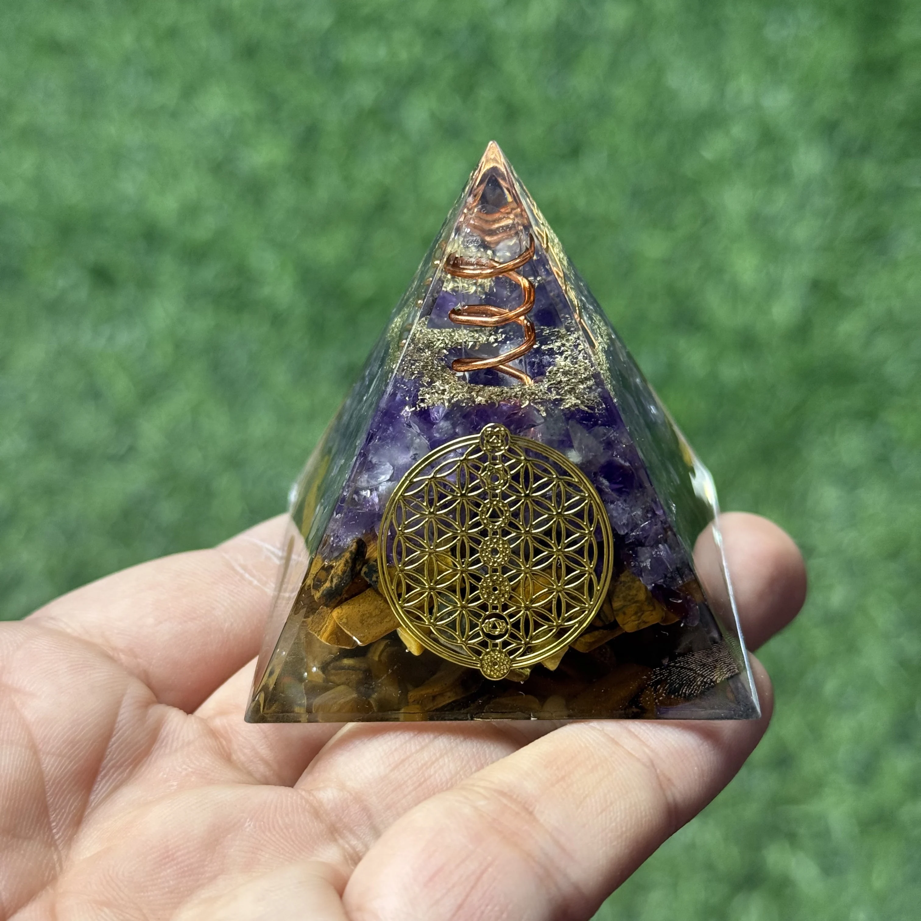 1pc pirâmide de orgone, a pirâmide de ogan é compuesta de chips de ametista e olho de tigre, ornamento de mesa para casa, pirâmide de resina