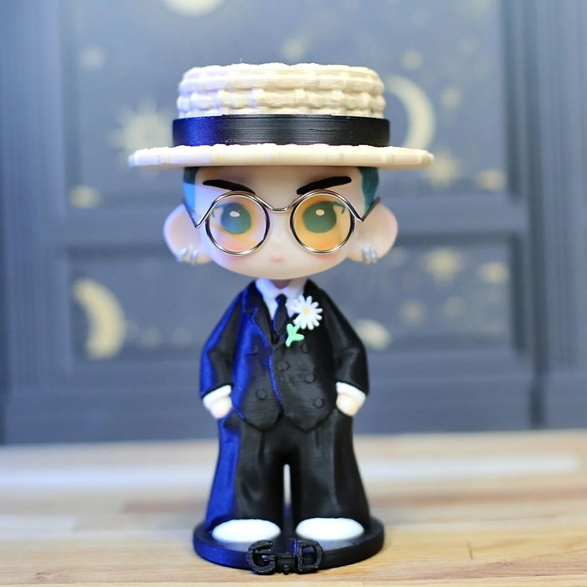 11cm Śliczna figurka G-Dragons Model Słomkowy kapelusz Okulary przeciwsłoneczne Styl garnituru PVC Figurka akcji Statuetka malarza Modle Lalka Zabawka Dla fanów Prezent