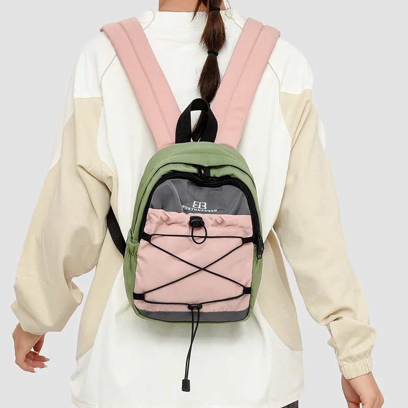 Outdoor color-blocking backpack for women, a light, cute and casual commuting small backpack for mountain climbing