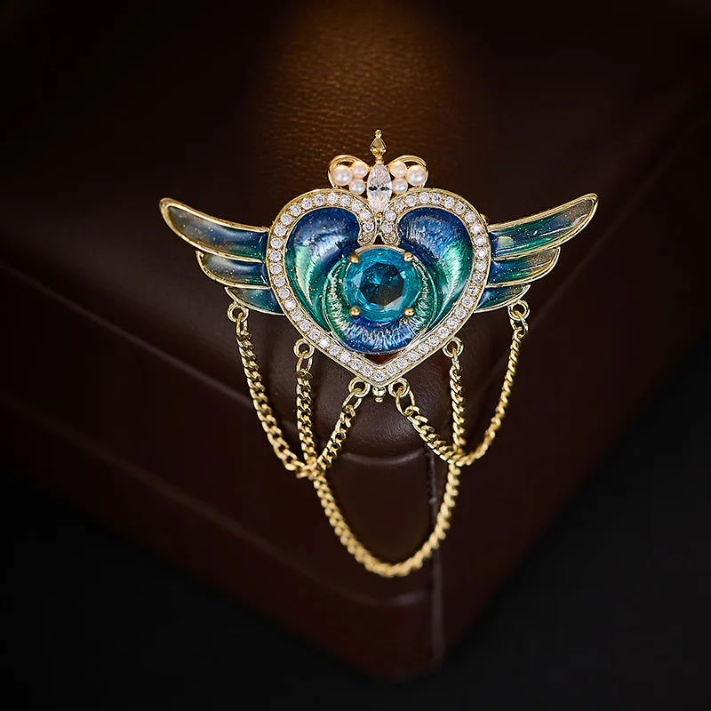 بروش شرابة على شكل سلسلة Angel Wing مصنوع بحرفية من المينا الرجعية وإكسسوارات صدار رائعة من الزركون