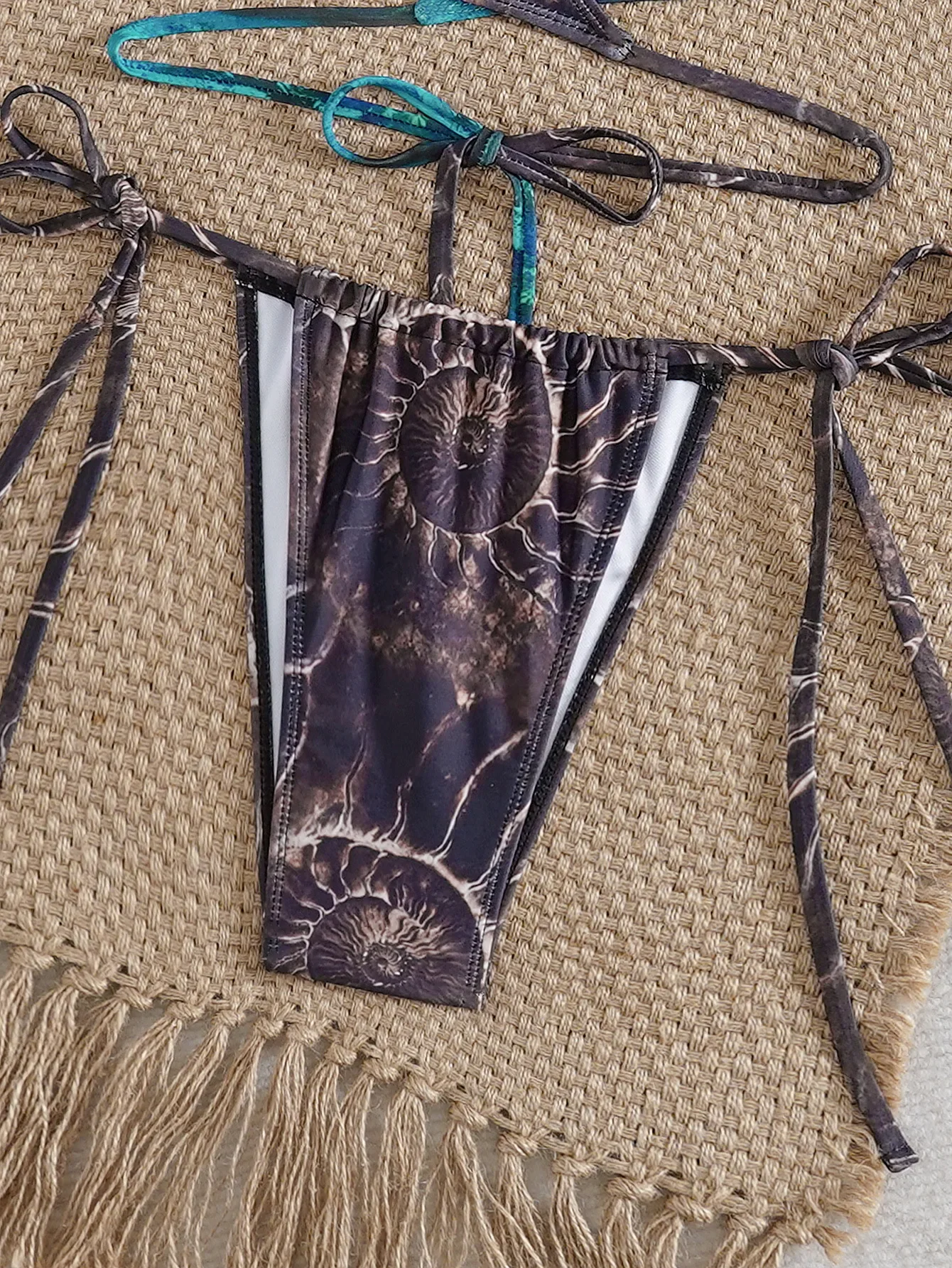 بيكيني برازيلي جديد مثير بطبعات ريترو لعام 2025 ملابس سباحة نسائية مفرغة ملابس سباحة بكيني بدون ظهر ملابس بحر