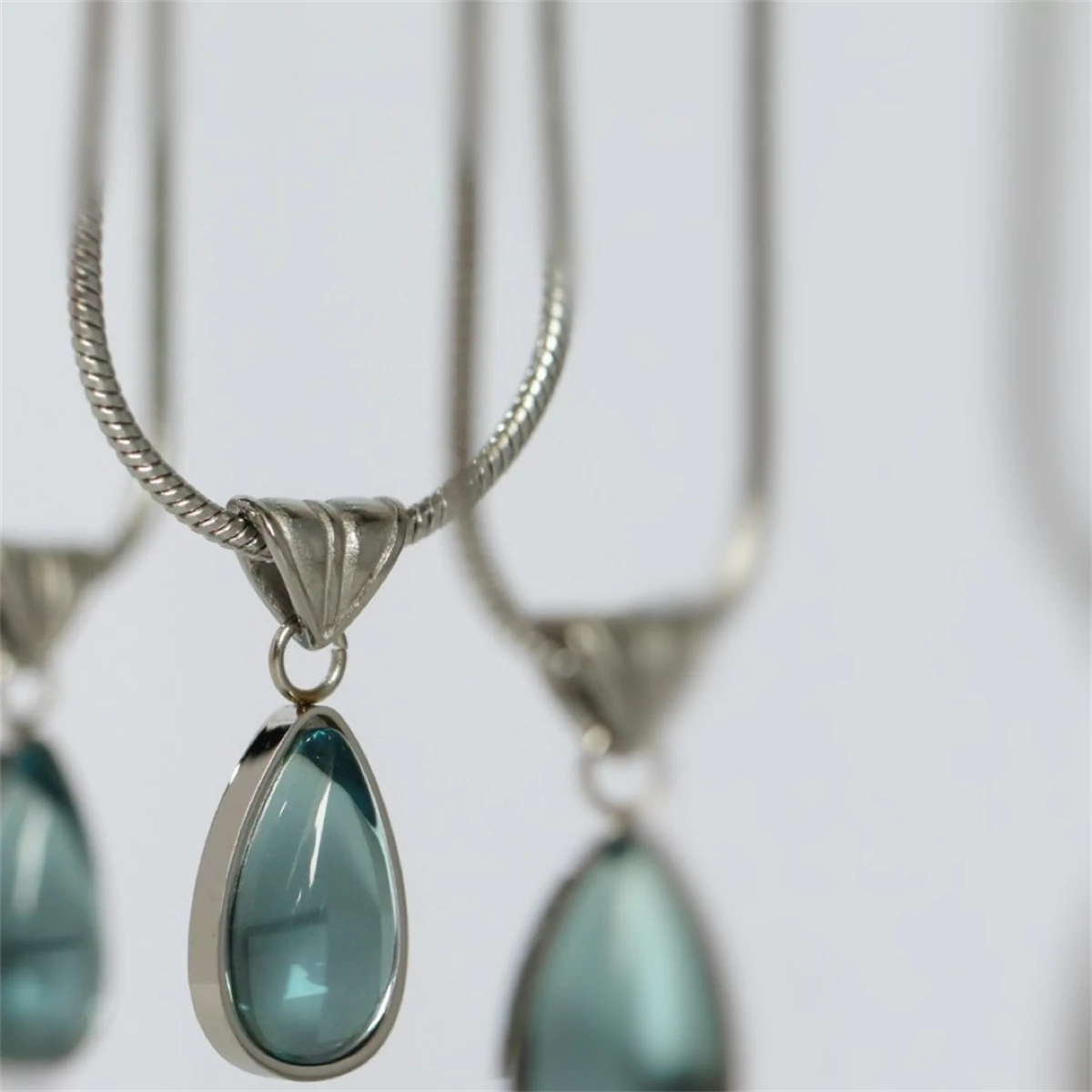 Water droplet blue ocean necklace, niche French collarbone chain, stainless steel plated with 18K gold