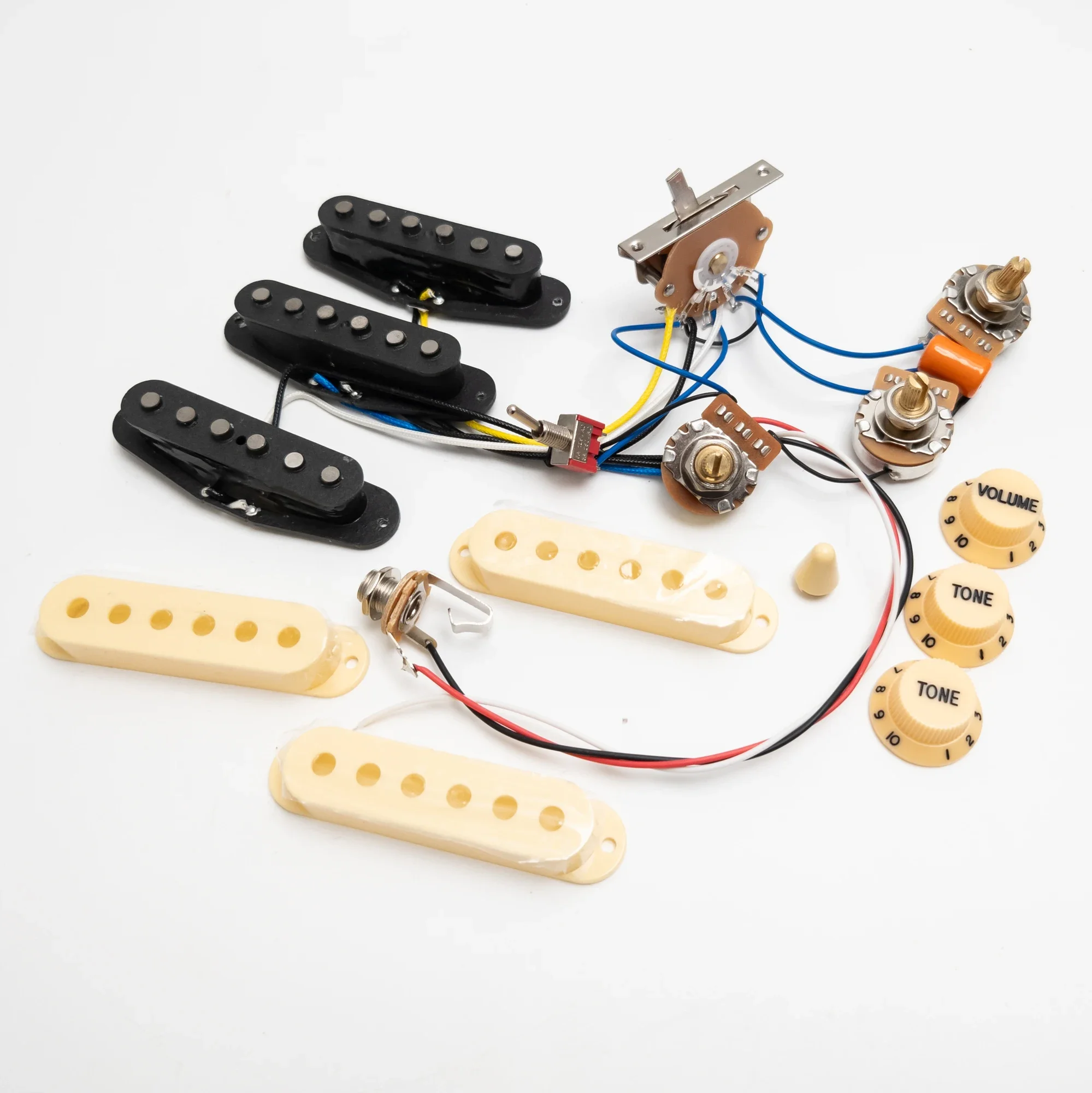 

Предварительно смонтированный набор звукоснимателей SSS Alnico 5 с одной катушкой для гитары в стиле ST с латунными горшками вала CTS, 5-позиционным переключателем, выходом, разъемом и ручками