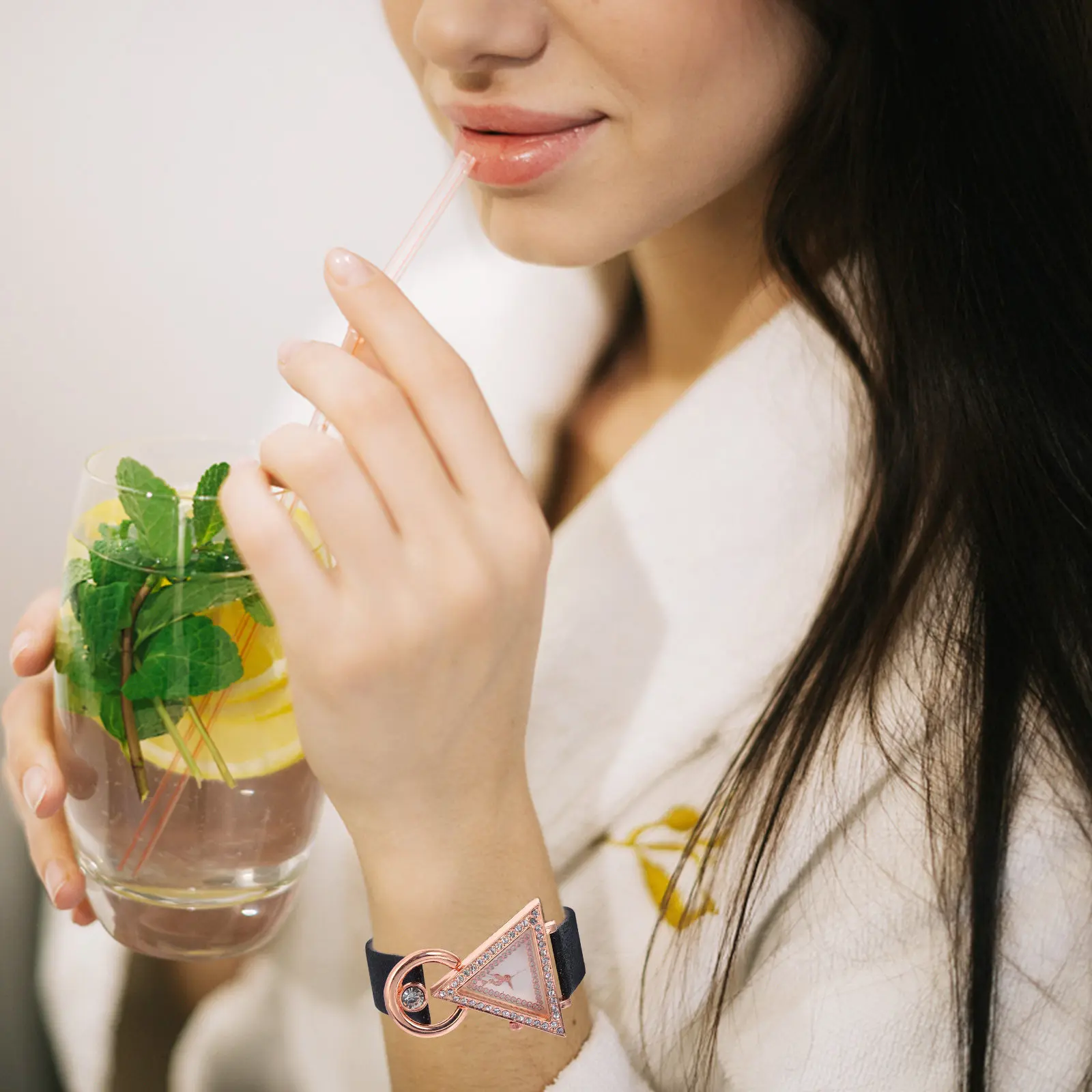 1Pcs Women Quartz Fashion Watch Triangle Diamond Inlaid Strap Casual Party Date Elegant Stylish Daily Wear