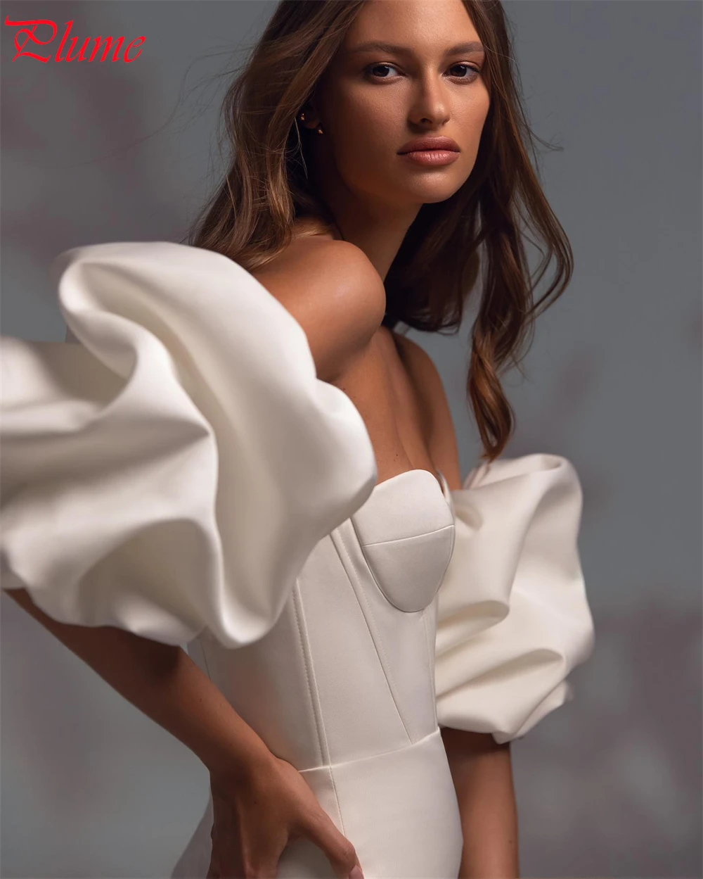 カスタマイズされたホワイトサテンブライダルドレス気質ストラップレスオフショルダーウェディングドレスチャペルトレインジッパーバックマーメイドドレス