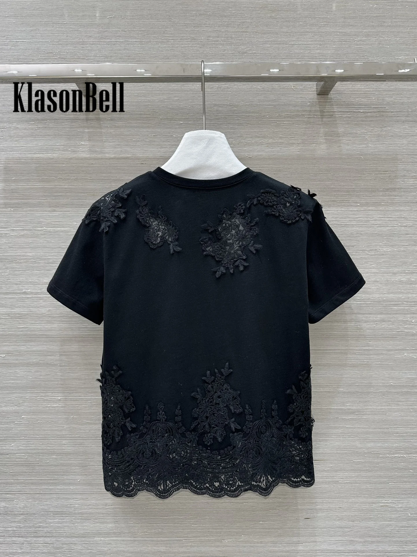 1.19 KlasonBell, camiseta informal clásica con cuello redondo y dobladillo de flores bordado de encaje de alta calidad con temperamento de algodón empalmado para mujer