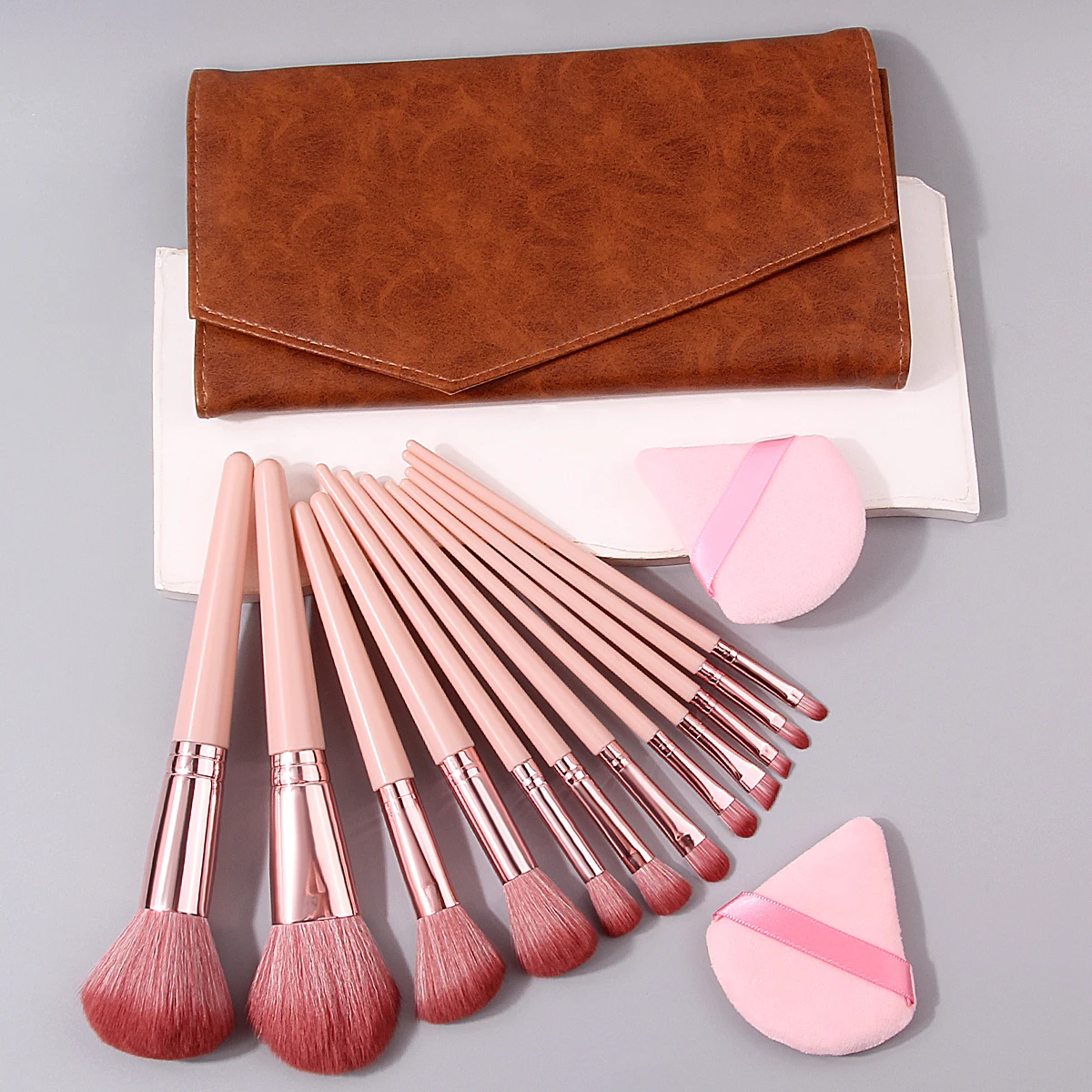 Le ensemble de pinceaux de maquillage 15 pièces comprend un ensemble de pinceaux de maquillage multifonctionnel, un bouffleur de poudre triangulaire et un sac de rangement portable
