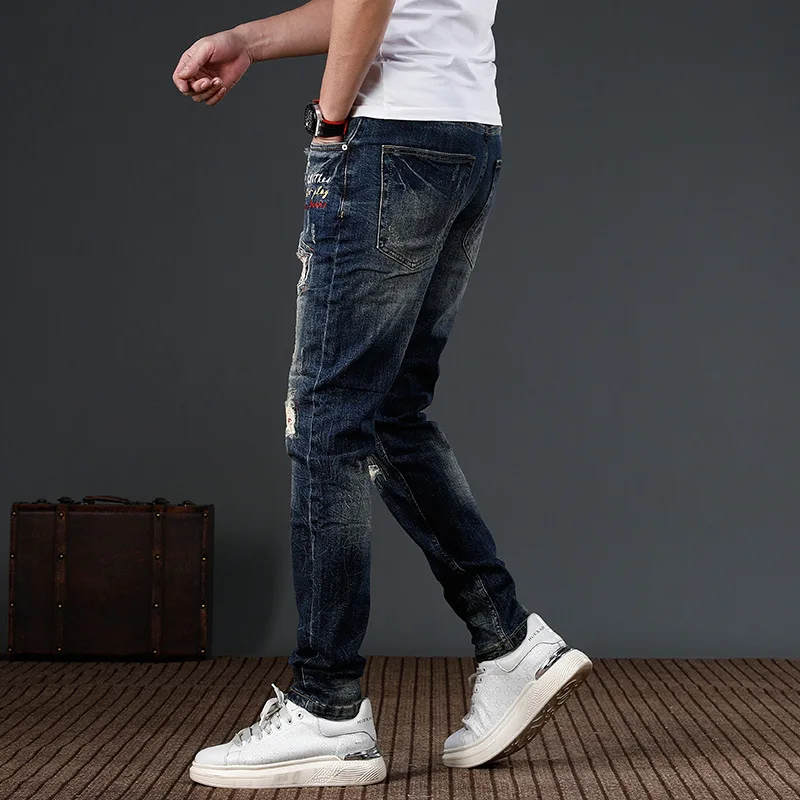 2024 neue trend ige Patch perforierte bestickte Jeans für Herren tiefblaue Slim Fit kleine Füße Street Motorrad Jeans hose