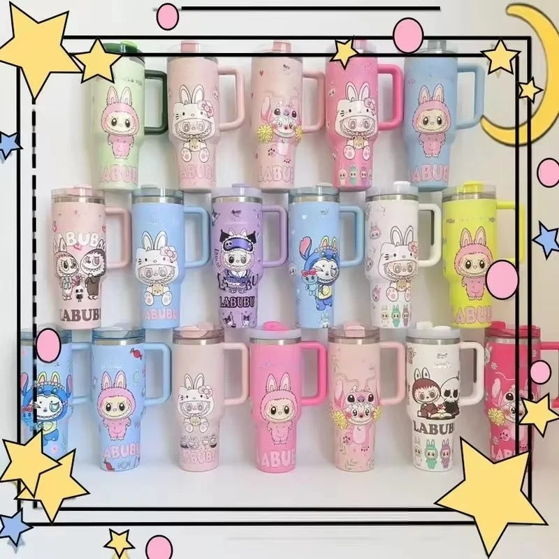 Labubu Autobecher, 40 Unzen, Edelstahl 304, tragbarer Eiskönig-Getränkehalter, niedlicher Cartoon-Fahrzeug, Verwendung von Kawaii-Spielzeug, Hobby-Zubehör