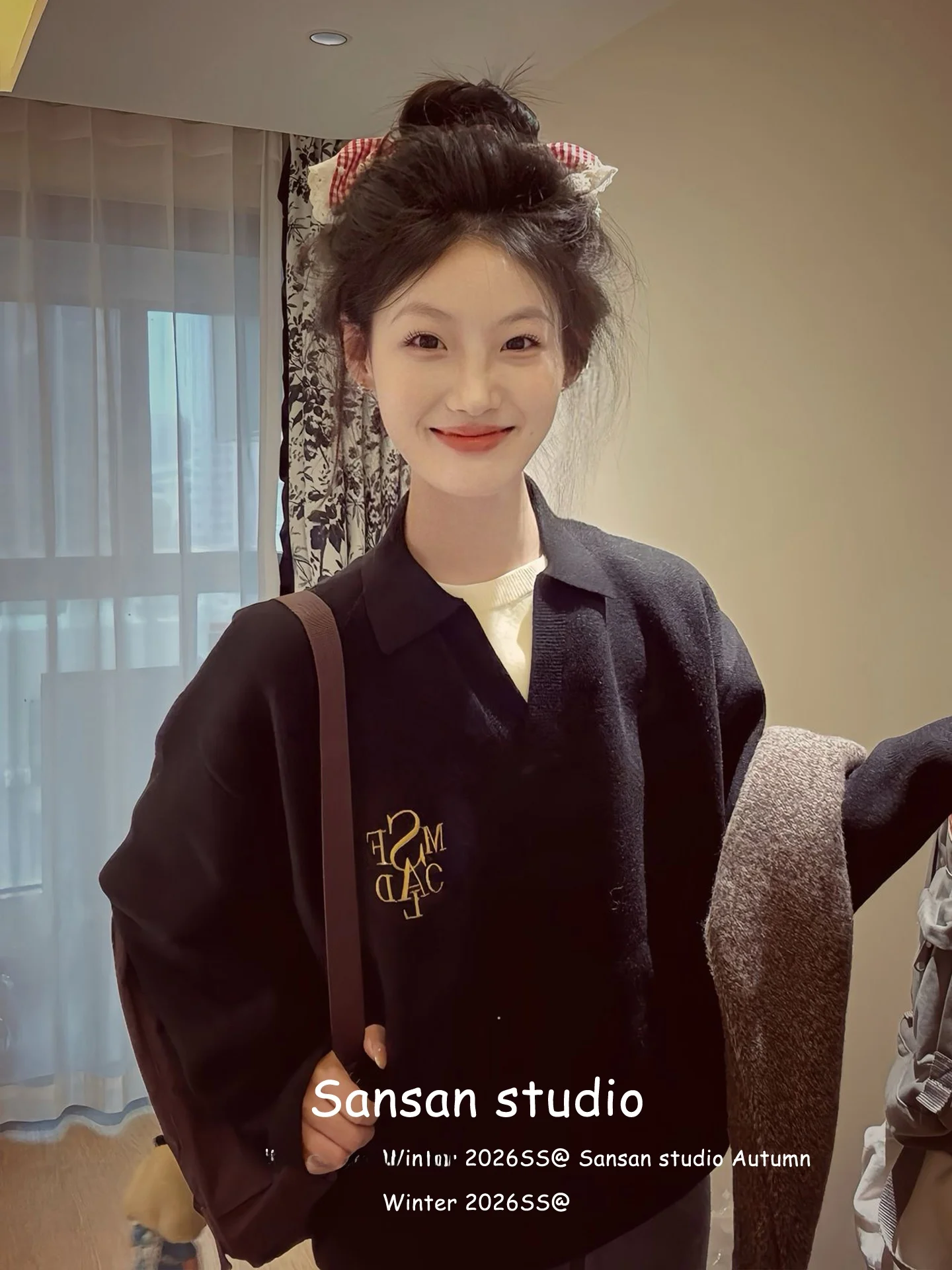 

Американский уличный стиль: женский свитер с отложным воротником, имитация двухслойности, свободный крой, облегающий, вязаный, черный, мягкий, уютный топ премиум-класса.