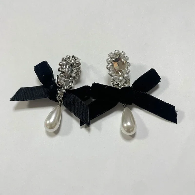 Vintage Velvet Black Bow Ear Clips Earrings 2024 Winter New Trendy Rhienstone Pearl Clip on Earrings Without Piercing for Women