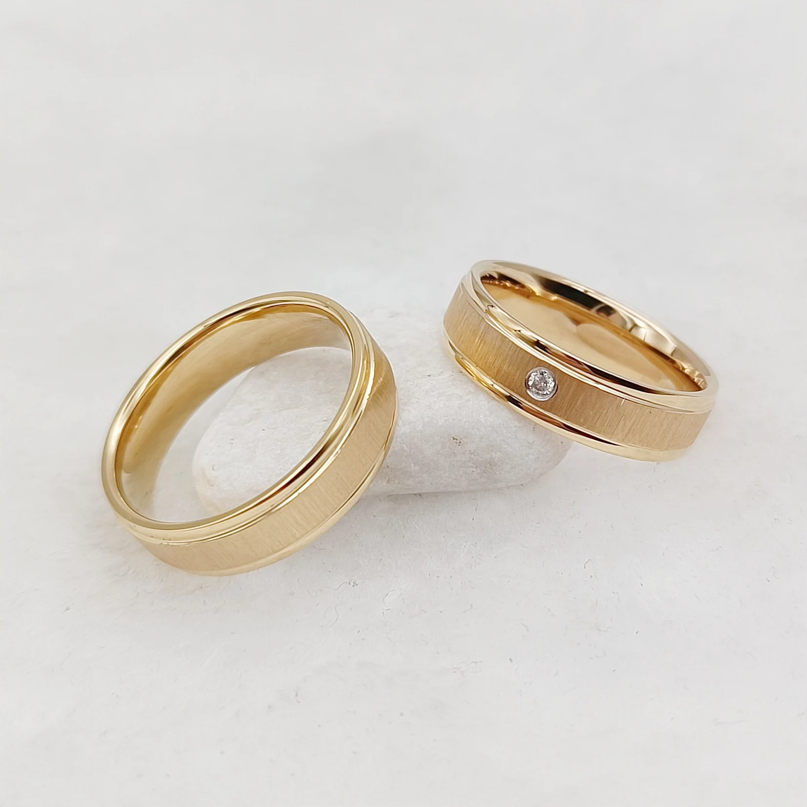 Conjuntos de anillos de boda para hombres y mujeres, joyería de titanio chapada en oro de 24k mate de diseñador único hecho a mano, anillo para