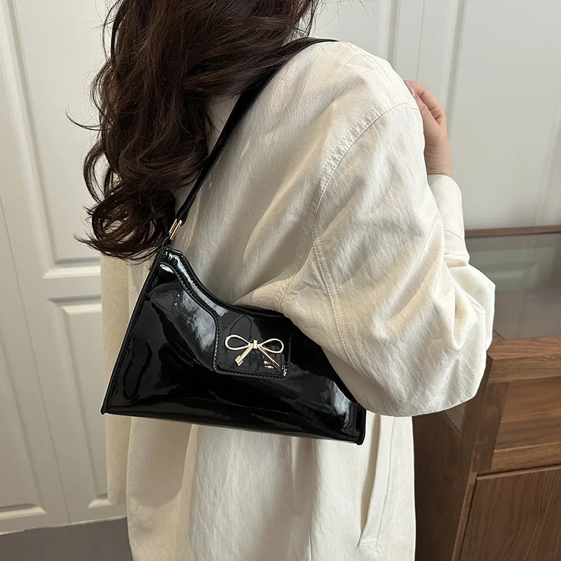 

Гладкая зеркальная модная персонализированная сумка-полумесяц для женщин 2026 года с новой текстурой и бантом, для повседневного использования